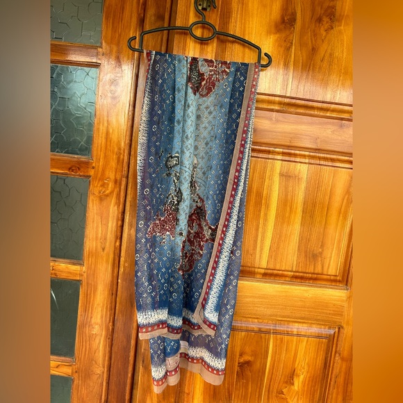 Louis Vuitton silk stole. Used. - Picture 5 of 8